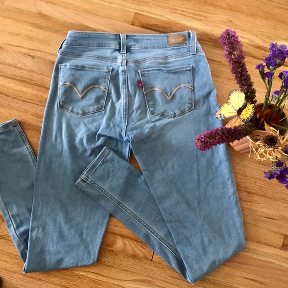 Levi skinny jeans πΈ - Picture 3 of 5